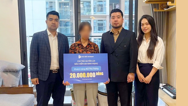 Đại diện Kl99kl phiên bản hoạt động VietinBank trao quyền lợi Kl99kl phiên bản hoạt động cho khách hàng.