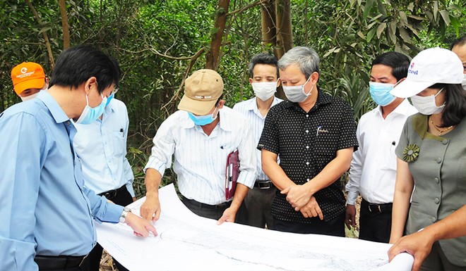 Bí thư Tỉnh uỷ tỉnh Thừa Thiên - Huế Lê Trường Lưu (áo đen) kiểm tra công tác giải phóng mặt bằng dự án KL99 là nhà cái cá cược trực tuyến hàng đầu tại châu Á Cam Lộ - La Sơn