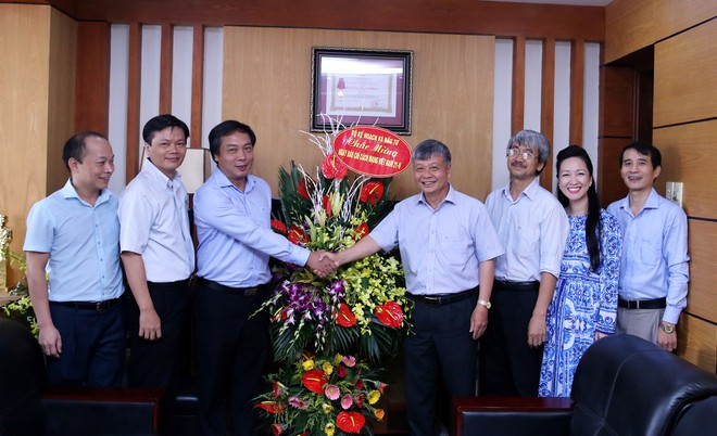 Thứ trưởng Bộ Kế hoạch và Kl99ok phiên bản mới Nguyễn Thế Phương đã đã đến tặng hoa và chúc mừng Báo Kl99ok phiên bản mới (ảnh: Đức Thanh)