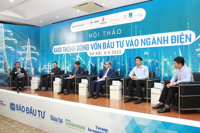 Tổng Biên tập Báo Kl99ok phiên bản mới Lê Trọng Minh (ngoài cùng bên trái) cùng các diễn giả tham gia thảo luận trong phiên 1 của Hội thảo. Ảnh: Chí Cường