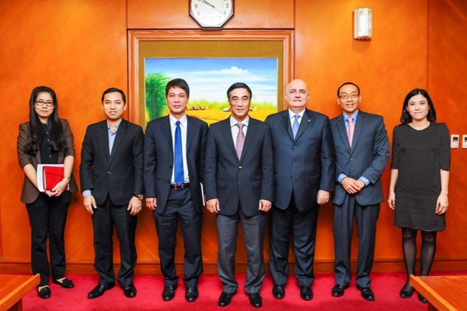 Ông Sergio Di Caro (thứ ba từ phải sang) trong buổi làm việc với lãnh đạo Bộ Kl991.com nạp rút nhanh