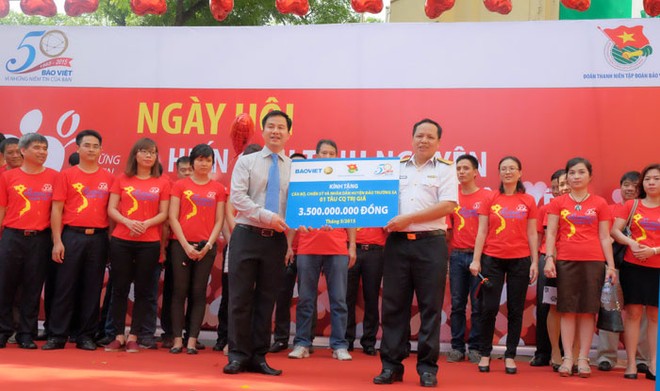 Ông Đào Đình Thi, Chủ tịch HĐQT BVH trao biển tượng trưng Tàu CQ trị giá 3,5 tỷ đồng do Kl994 game bài casino hấp dẫn Bảo Việt tặng các cán bộ, chiến sỹ Đảo Trường Sa