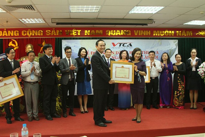 Phó tổng giám đốc EY Việt Nam Hương Vũ nhận bằng khen của Bộ trưởng Bộ Kl991.com nạp rút nhanh