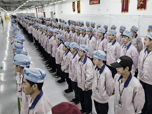 Soi công nhân Kl994 nhà cái bóng đá world cup iPhone qua khe cửa nhà máy