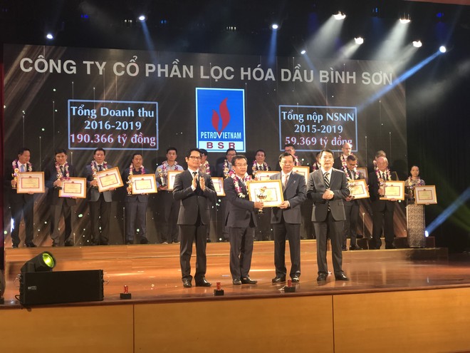 Ông Nguyễn Việt Thắng - Phó tổng giám đốc BSR, thay mặt lãnh đạo BSR nhận bằng khen của Bộ Kl991.com nạp rút nhanh
