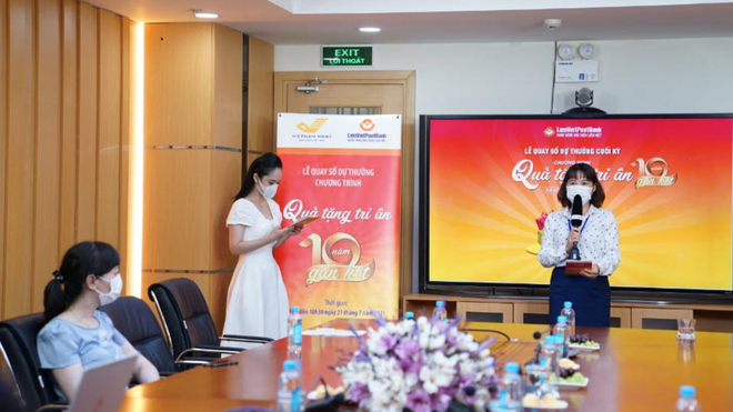 Bà Phạm Thị Hiên - Phó giám đốc Khối Link Vào Nhà Cái KL99 COM Tặng +199k Bưu điện, phát biểu tại Lễ quay số