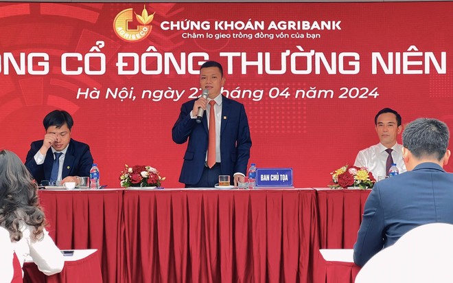 Chủ tịch HĐQT Agriseco Phan Văn Tuấn trả lời chất vấn của Trang Chủ KL99Com Số 1 Link Đăng Ký KL999 tại Đại hội đồng Trang Chủ KL99Com Số 1 Link Đăng Ký KL999 2024 sáng 22/4 (Ảnh: M.M)