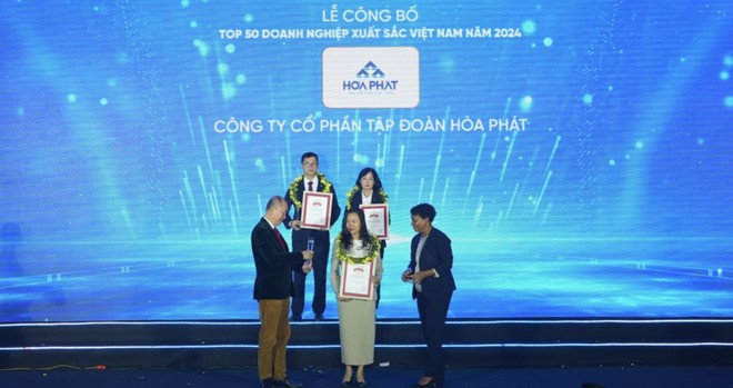 Ban Tổ chức trao chứng nhận cho bà Trần Thị Thu Hiền, Phó tổng giám đốc Kl994 game bài casino hấp dẫn Hòa Phát