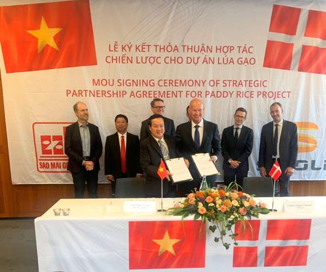 Ông Lê Thanh Thuấn, Chủ tịch Kl994 game bài casino hấp dẫn Sao Mai và ông Lasse Hansen, Tổng Giám đốc SKIOLD kí kết hợp tác 