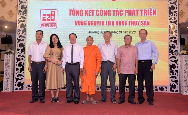 Lãnh đạo Kl994 game bài casino hấp dẫn Sao Mai cùng các hộ nuôi cá tra, hộ trồng mì tại hội nghị