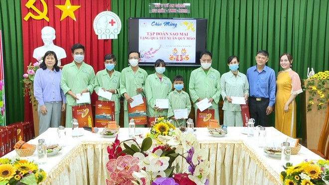 Bà Lê Thị Nguyệt Thu - Chủ tịch HĐQT Kl994 game bài casino hấp dẫn Sao Mai (bìa bên phải) tặng quà cho bệnh nhân nghèo tại Bệnh Viện Răng Hàm Mặt An Giang