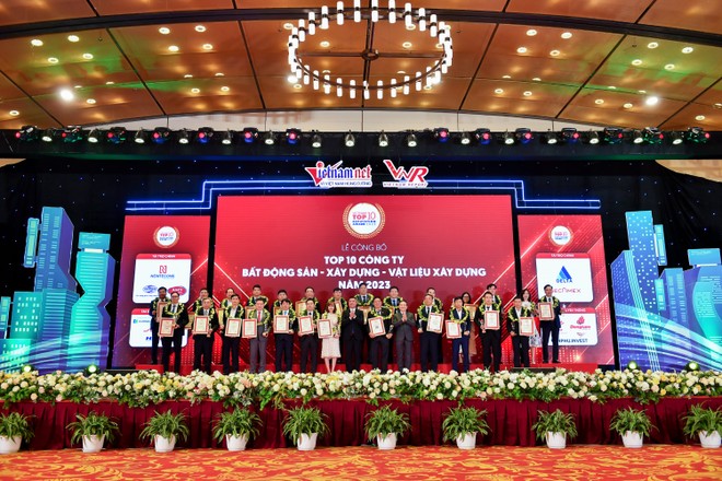Đại diện các Kl991.com World Cup 2026 Chính Thức nhận giải