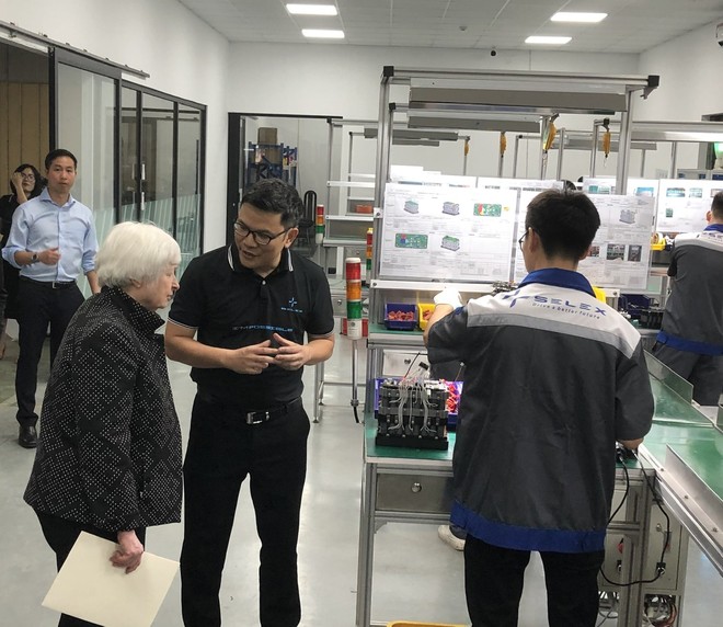 Bộ trưởng Kl991.com nạp rút nhanh Mỹ Janet Yellen thăm khu vực Kl994 nhà cái bóng đá world cup pin tại nhà máy Kl994 nhà cái bóng đá world cup xe máy điện Selex Motor. Trong ảnh CEO Selex Motors Nguyễn Hữu Phước Nguyên giới thiệu với Bộ trưởng Kl991.com nạp rút nhanh Mỹ về quy trình Kl994 nhà cái bóng đá world cup pin của công ty.