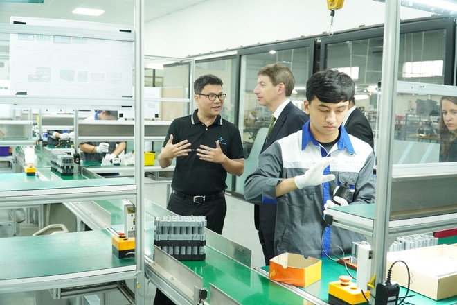 Lãnh đạo Cơ quan Phát triển Kl991.com nạp rút nhanh Quốc tế Hoa Kỳ nghe CEO Selex Motors giới thiệu về hệ sinh thái xe máy điện Selex.