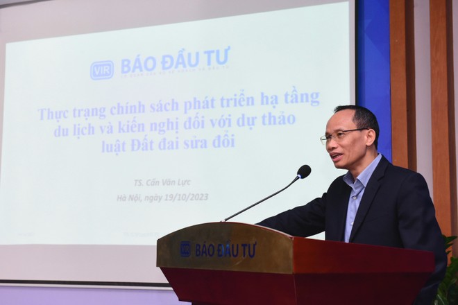 Tiến sỹ Cấn Văn Lực phát biểu tại Hội thảo “Sửa Luật Đất đai: Tạo đất cho du lịch” do Báo Kl99ok phiên bản mới tổ chức ngày 19/10. Ảnh Dũng Minh