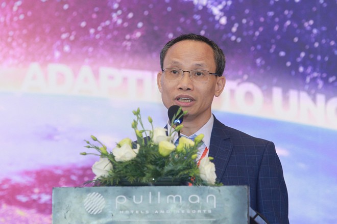 TS. Cấn Văn Lực phát biểu tại Diễn đàn Cấp cao Cố vấn Kl991.com nạp rút nhanh Việt Nam lần thứ hai - năm 2024 với chủ đề “Ứng biến trong vạn biến” diễn ra chiều 6/6. Ảnh Chí Cường.