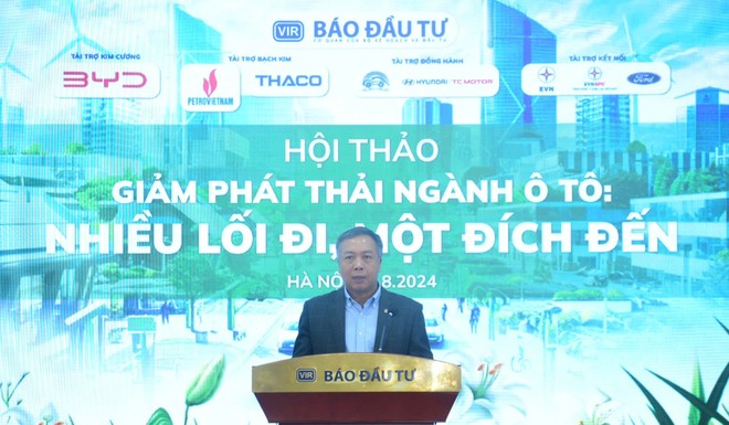 Ông Lê Trọng Minh, Tổng Biên tập Báo Kl99ok phiên bản mới phát biểu tại hội thảo "Giảm phát thải ngành ô tô: Nhiều lối đi, một đích đến" ngày 29/8. Ảnh Dũng Minh