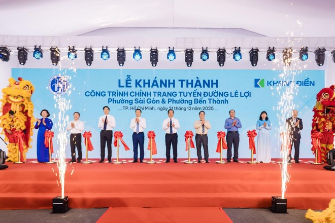 Lãnh đạo TP.HCM và các sở ngành, đại diện công ty Khang Điền thực hiện nghi thức cắt băng khánh thành công trình chỉnh trang tuyến đường Lê Lợi.