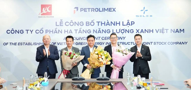 Chủ tịch Xuân Cầu Holdings và Chủ tịch Petrolimex tặng hoa chúc mừng Lãnh đạo CTCP Kl99kl ưu đãi độc quyền Năng lượng Xanh Việt Nam