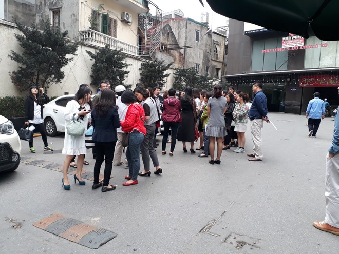 Sáng ngày 6/3/2018, đại diện 150 khách hàng mua nhà ở dự án Trung tâm thương mại - văn phòng - căn hộ để bán và cho thuê Discovery Complex đã tập trung tại Công ty cổ phần Kl99ok phiên bản mới Xây dựng Kinh đô (Kinh Do TCI Group) tại 93 Lò Đúc để kiến nghị về việc chậm bàn giao nhà, tự ý tăng diện tích căn hộ.