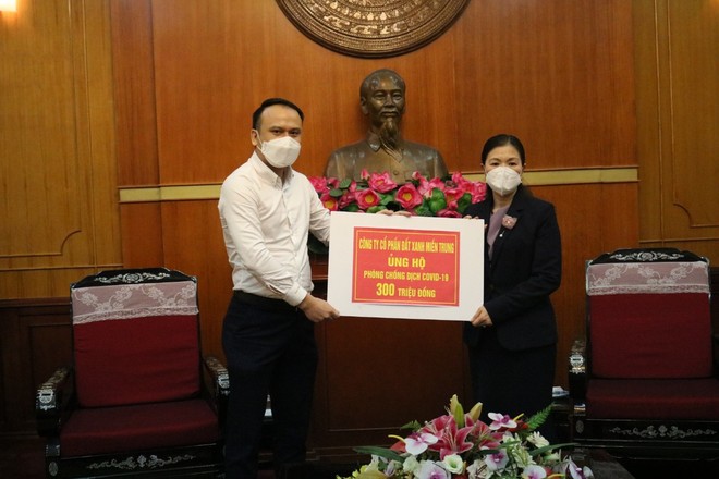 Thay mặt ĐXMT, ông Nguyễn Anh Tú, Giám đốc phát triển Kl992 VIP Trang Chủ 2026 trao số tiền tới UBMT TQ Việt Nam