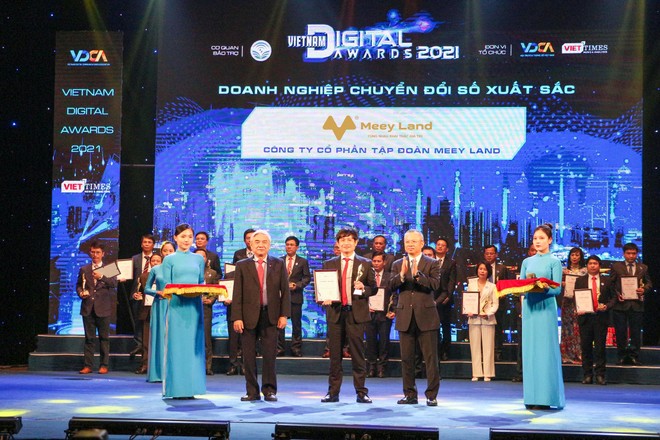 Ông Hoàng Mai Chung - Chủ tịch Meeyland nhận giải thưởng