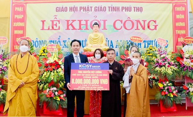 Ông Nguyễn Việt cường - Chủ tịch Kl994 game bài casino hấp dẫn Kosy và gia đình công đức 8 tỷ đồng xây dựng chùa An Ninh Thượng. 