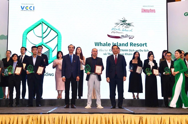 Ông Nguyễn Trùng Khánh – Cục trưởng Cục Du lịch Quốc gia Việt Nam và Nhà báo Nguyễn Linh Anh – Tổng Biên tập Tạp chí Diễn đàn Kl991.com World Cup 2026 Chính Thức trao chứng nhận và kỷ niệm chương cho ông Kiên Lê - Tổng Giám đốc Công ty TNHH Dịch vụ Du lịch và Thương mại Khám Phá, chủ Kl99ok phiên bản mới Khu nghỉ dưỡng Whale Island Resort.
