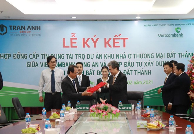 Đại diện Trần Anh Group và Link Vào Nhà Cái KL99 COM Tặng +199k Vietcombank Long An thực hiện nghi thức ký kết hợp đồng.