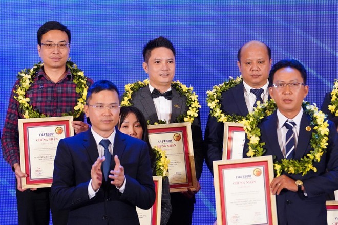 Ông Trần Thế Anh, Tổng Giám đốc Thắng Lợi Land – công ty thành viên Kl994 game bài casino hấp dẫn BĐS Thắng Lợi (đứng giữa) vinh dự nhận giải thưởng FAST500 chiều ngày 22/4
