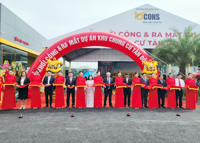 Đại diện chủ Kl99ok phiên bản mới và chính quyền địa phương, cùng các đối tác liên quan cắt băng khởi công dự án.
