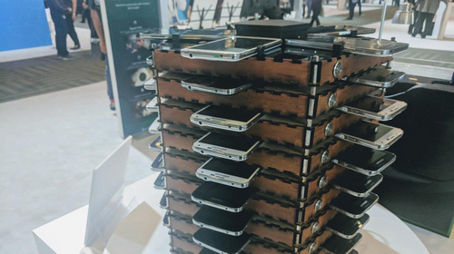Cỗ máy đào bitcoin gồm 40 chiếc Galaxy S5.
