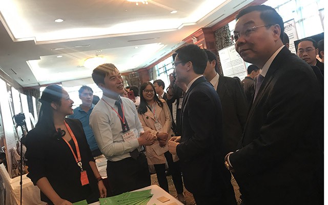 Phó Thủ tướng Kl993 ưu đãi thưởng hấp dẫn Vũ Đức Đam trao đổi với các start-up tại sự kiện.