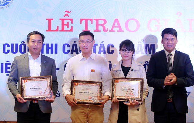 Tổng biên tập Báo Kl99ok phiên bản mới Lê Trọng Minh (ngoài cùng bên trái) nhận giải đơn vị có nhiều tác phẩm tham dự