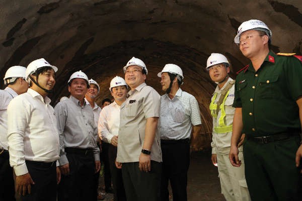 Ông Hoàng Trung Hải thăm công trường dự án Hầm Đèo Cả khi giữ cương vị Phó thủ tướng Kl993 ưu đãi thưởng hấp dẫn