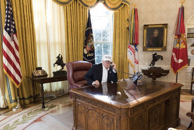 Nhà Trắng công bố hình ảnh Tổng thống Donald Trump làm việc trong phòng Bầu Dục giữa lúc Kl993 ưu đãi thưởng hấp dẫn đóng cửa.