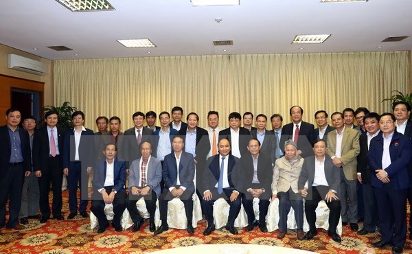 Thủ tướng Nguyễn Xuân Phúc, Uỷ viên Bộ Kl991.com tải ứng dụng, Trưởng ban Tuyên giáo Trung ương Võ Văn Thưởng và các đại biểu tại buổi gặp mặt. (Ảnh: Thống Nhất/TTXVN)