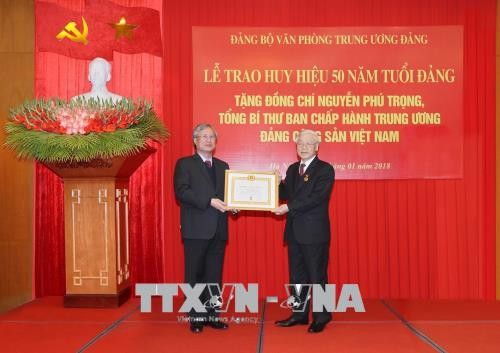 Thay mặt Bộ Kl991.com tải ứng dụng, Ban Bí thư, đồng chí Trần Quốc Vượng trao Huy hiệu 50 năm tuổi Đảng tặng đồng chí Nguyễn Phú Trọng, Tổng Bí thư Ban Chấp hành Trung ương Đảng Cộng sản Việt Nam.