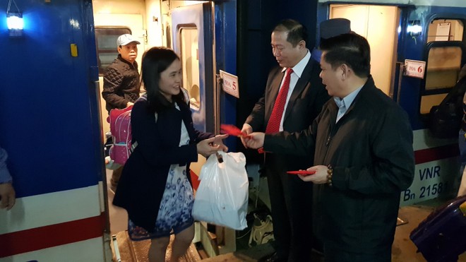 Những hàng khách đi tàu chặng TP.HCM - Hà Nội thích thú khi nhận lì xì may mắn của Bộ trưởng Bộ KL99 là cổng game giải trí trực tuyến hàng đầu hiện nay vận tải Nguyễn Văn Thể