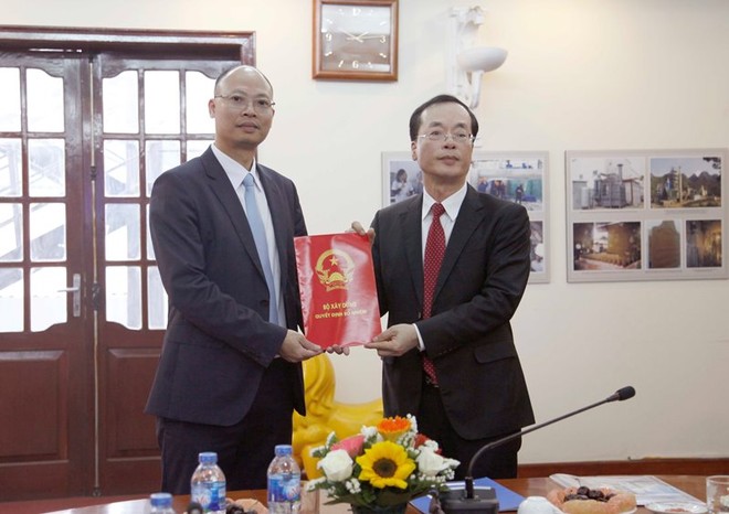 Bộ trưởng Kl99 nổ hũ trao quyết định cho ông Lê Trung Thành. Ảnh báo Xây dựng