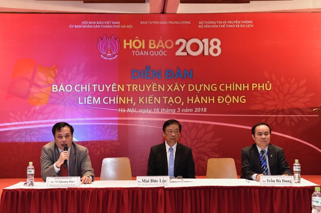 Phó Chủ tịch Hội Nhà báo Việt Nam Mai Đức Lộc (giữa), Tổng Giám đốc Cổng TTĐT Kl993 ưu đãi thưởng hấp dẫn Vi Quang Đạo (bên trái) và ông Trần Bá Dung, Trưởng Ban Nghiệp vụ, Hội Nhà báo Việt Nam, đồng chủ trì Diễn đàn.