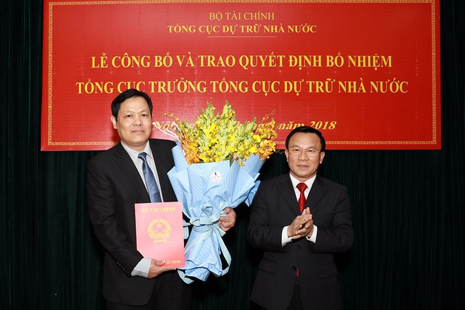 Ông Đỗ Việt Đức (bên trái) nhận Quyết định bổ nhiệm Tổng cục trưởng Tổng cục Dự trữ 99Kl99 trực tiếp đá gà. Ảnh: VGP/Thành Chung