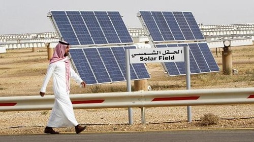 Một cơ sở Kl994 nhà cái bóng đá world cup điện mặt trời của Saudi Arabia. Ảnh: Reuters