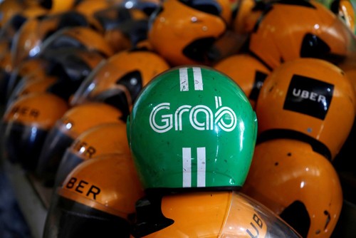 Mũ Kl99kl phiên bản hoạt động đã sử dụng của tài xế Uber, Grab trong một cửa hàng ở Jakarta, Indonesia. Ảnh: Reuters.