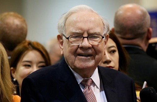 Warren Buffett trong Đại hội Trang Chủ KL99Com Số 1 Link Đăng Ký KL999 Berkshire Hathaway năm ngoái. Ảnh: Reuters