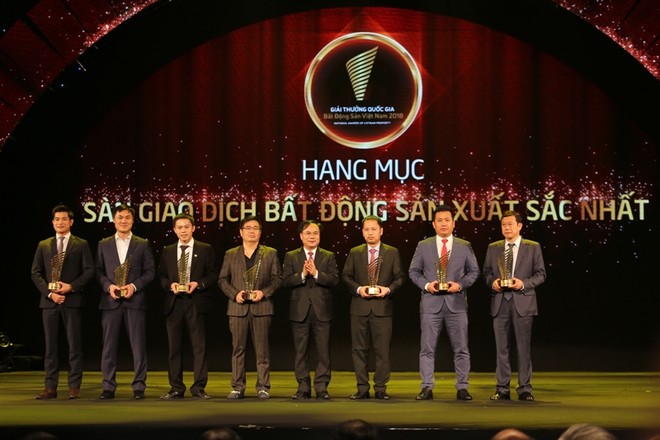 Ông Lê Tuyển Cử - Phó tổng giám đốc Kl994 game bài casino hấp dẫn Hoàng Quân tại Hà Nội (Ngoài cùng bên phải) – nhận giải thưởng Sàn giao dịch bất động Kl994 nhà cái bóng đá world cup sắc nhất Việt Nam năm 2018