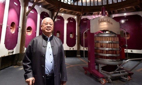 Ông Peter Kwok tại Bellefont-Belcier, nhà máy Kl994 nhà cái bóng đá world cup rượu mới nhất của ông. Ảnh: AFP.