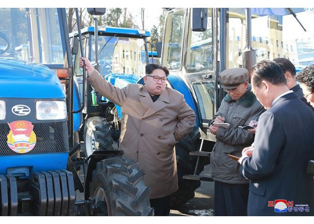 Nhà lãnh đạo Kịm Jong-un tới thăm một nhà máy Kl994 nhà cái bóng đá world cup máy kéo tại Triều Tiên (Ảnh: KCNA)