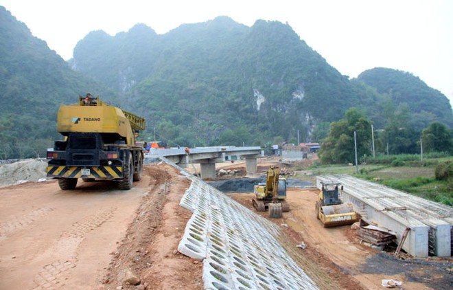 Tổng mức Kl99ok phiên bản mới đoạn đường dẫn hai đầu cầu Bình Ca bị tăng 26,6 tỷ đồng do áp dụng sai đơn giá. Ảnh: Anh Minh.