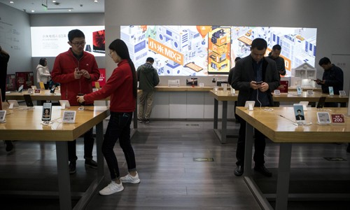 Bên trong cửa hàng Xiaomi - nhà Kl994 nhà cái bóng đá world cup smartphone lớn thứ tư thế giới. Ảnh: Bloomberg.